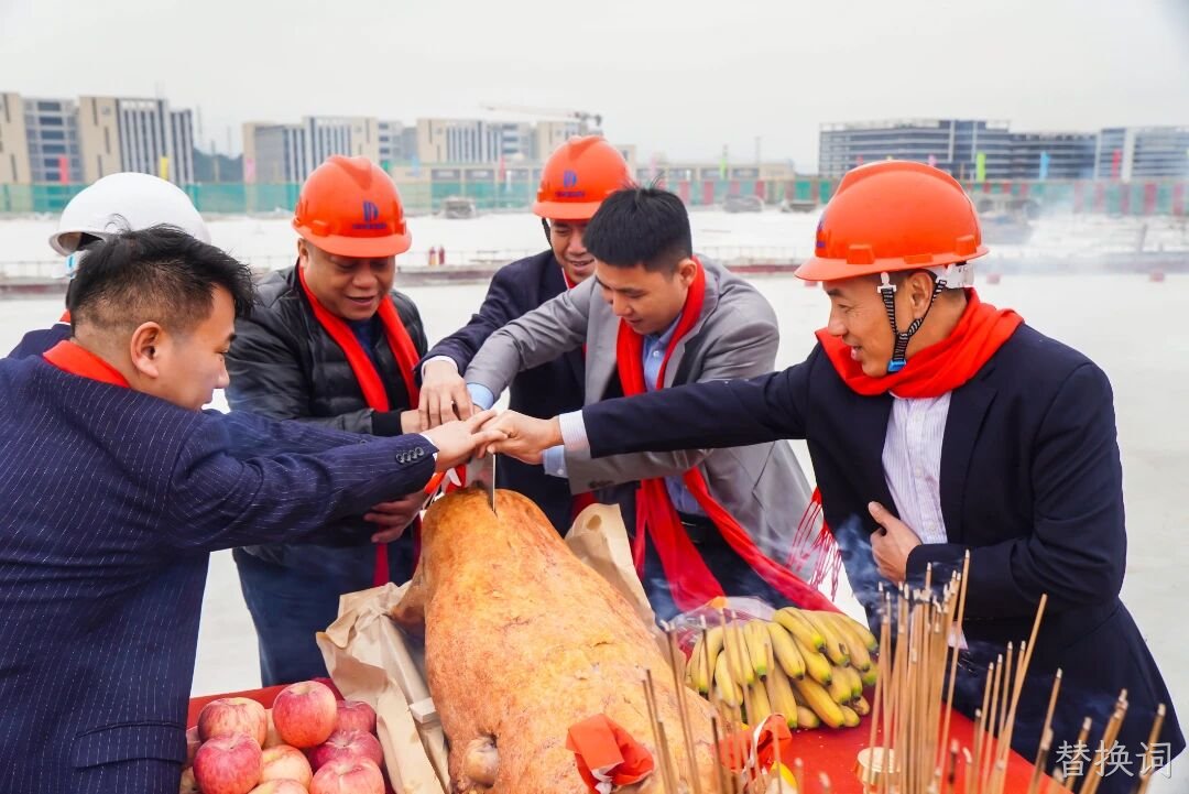 匠心精筑 喜封金顶|东莞替换词智慧能源科技有限公司锂离子储能电池研发、生产项目封顶大吉